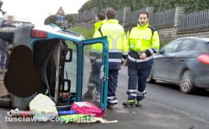 Vetralla - Auto cappotta sulla Cassia Sud