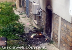 Tarquinia - La palazzina andata a fuoco ed evacuata
