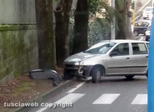 Viterbo - Auto contro albero in via della Grotticella