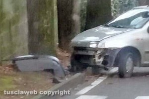 Viterbo - Auto contro albero in via della Grotticella