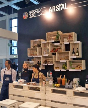 Lo stand dei prodotti del Lazio a Berlino