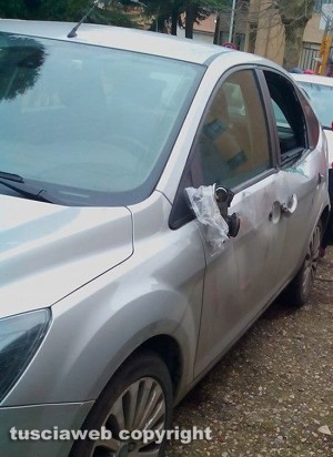 Vejano - Tromba d'aria scoperchia la palestra della scuola - Un'auto danneggiata