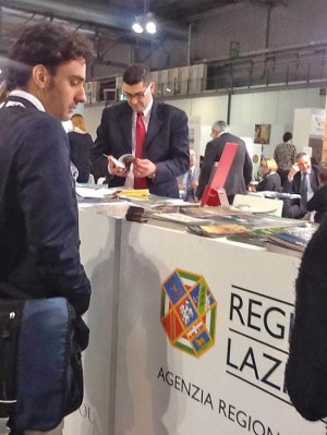 L'assessore Barelli allo stand della regione 