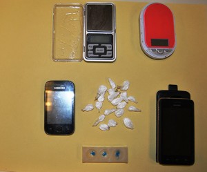 La droga e il materiale sequestrato dalla polizia