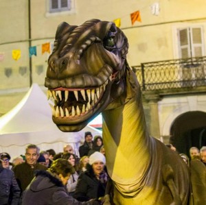 Carnevale della notte 2015 a Ronciglione - Uno dei giganteschi dinosauri di Jurassic Park