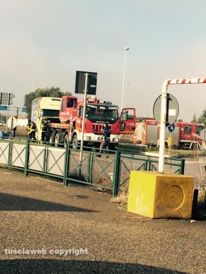 L'incidente tra un'auto e un camion sulla Cassia Nord