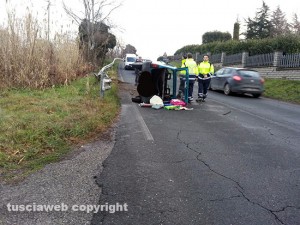 Vetralla - Auto cappotta sulla Cassia Sud