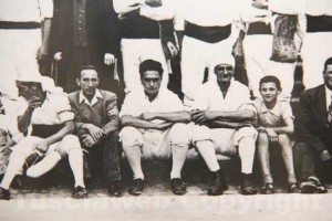Nello Celestini giovanissimo con i facchini di Papini