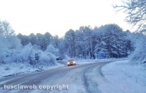 La Cimina con ghiaccio e neve