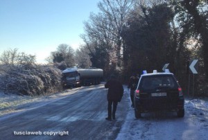L'autocisterna fuori strada in via Cassia Cimina