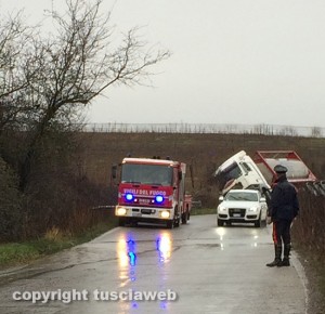 Il camion fuori strada sulla Massarella