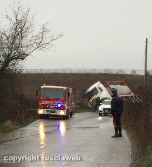 Il camion fuori strada sulla Massarella