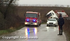Maltempo - Il camion fuori strada sulla Massarella