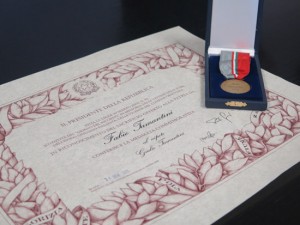 La medaglia e il diploma in ricordo di Fabio Tamantini 