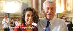 Giulia Michelini con il sindaco Leonardo Michelini durante le riprese de "Il Bosco"