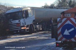 L'autocisterna fuori strada in via Cassia Cimina