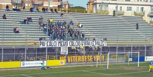 Lo striscione della curva Gialloblù: "Più calci meno calcio, fuori le palle"