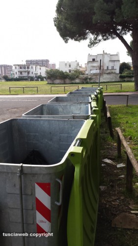 Tarquinia - I cassonetti aperti