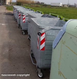 Tarquinia - I cassonetti aperti