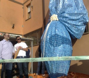 Castiglione in Teverina - Fabio Capponi con l'uovo di Pasqua gigante della Cioccolateria Santori