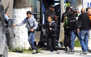 Attentato a Tunisi - Gli ostaggi scappano