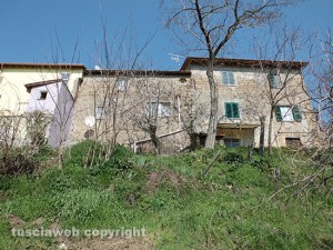 Lo scarico abusivo - A destra le finestre di Dino Lucreziotti