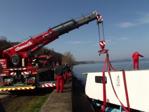 Montefiascone - Il recupero del relitto della piattaforma galleggiante 