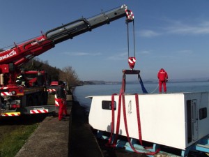 Montefiascone - Il recupero del relitto della piattaforma galleggiante 