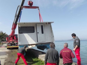 Montefiascone - Il recupero del relitto della piattaforma galleggiante 