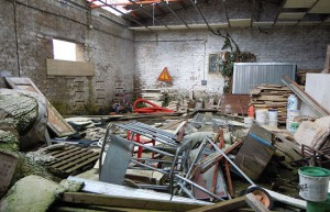 Tuscania - I rifiuti abbandonati all'interno del capannone con l'eternit