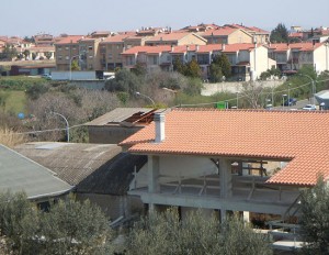 Tuscania - Il capannone con l'eternit abbandonato