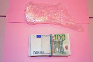 Il denaro riconsegnato alla polizia 