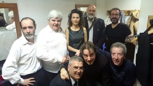 Riccardo Valentini con gli attori della compagnia di Caprarola