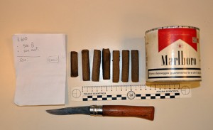 Le barrette di hashish e il coltello sequestrati dalla polizia