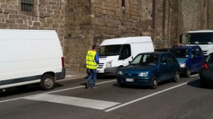 Viterbo - Sap distribuisce le cartoline ai semafori per chiedere risposte al governo di Renzi