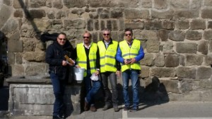 Viterbo - Sap distribuisce le cartoline ai semafori per chiedere risposte al governo di Renzi