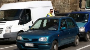 Viterbo - Sap distribuisce le cartoline ai semafori per chiedere risposte al governo di Renzi