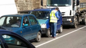 Viterbo - Sap distribuisce le cartoline ai semafori per chiedere risposte al governo di Renzi