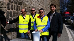 Viterbo - Sap distribuisce le cartoline ai semafori per chiedere risposte al governo di Renzi