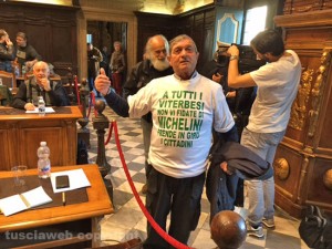 Alberto Abatecola con la t-shirt "dedicata" al sindaco Michelini