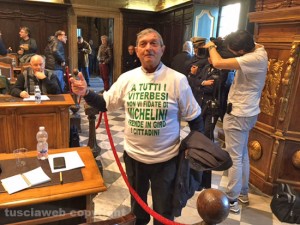 Alberto Abatecola con la t-shirt "dedicata" al sindaco Michelini