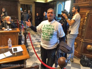 Alberto Abatecola con la t-shirt "dedicata" al sindaco Michelini
