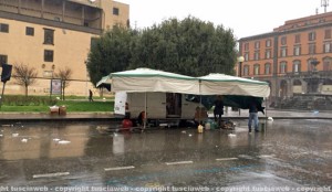 La fiera dell'Annunziata sotto la pioggia