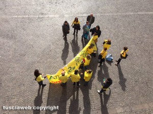 Viterbo - I dipendenti del Mercatone uno protestano a piazza del Plebiscito