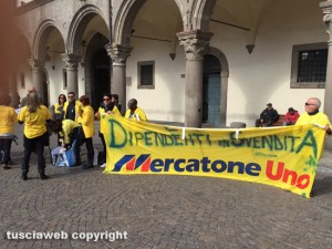 Viterbo - I dipendenti del Mercatone uno protestano a piazza del Plebiscito