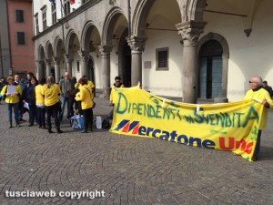 Viterbo - I dipendenti del Mercatone uno protestano a piazza del Plebiscito