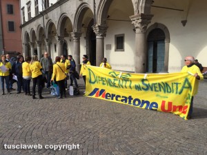 Viterbo - I dipendenti del Mercatone uno protestano a piazza del Plebiscito