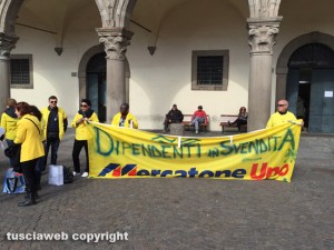 Viterbo - I dipendenti del Mercatone uno protestano a piazza del Plebiscito