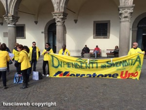 Viterbo - I dipendenti del Mercatone uno protestano a piazza del Plebiscito
