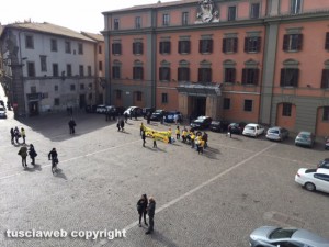 Viterbo - I dipendenti del Mercatone uno protestano a piazza del Plebiscito